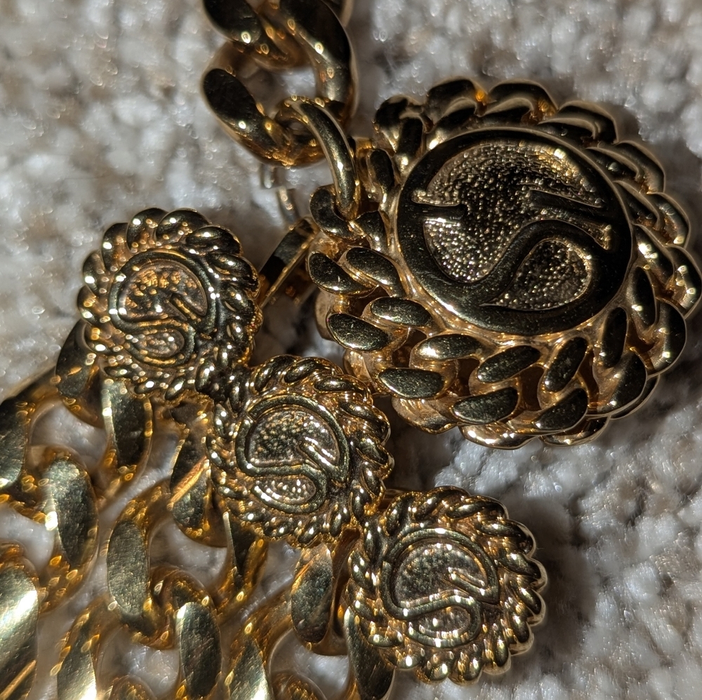 Stunning St. John Vintage 1980's-90'    Gold Chain Belt with Medallion Accents - Picture 16 of 17